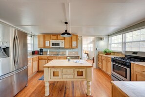 Refrigerador, microondas, placa de cocina, lavavajillas