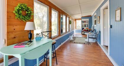 1 Mi to Fishing Pier: Apalachicola Bay Getaway!