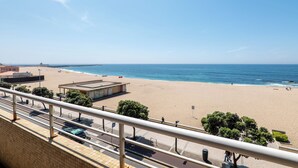 A beach view from a balcony with a railing, a sandy beach, and the ocean. - Beachouse Pvz 🌊🌅 (Póvoa de Varzim)