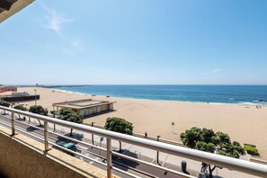 A beach view from a balcony with a railing, a sandy beach, and the ocean. - Beachouse Pvz 🌊🌅 (Póvoa de Varzim)