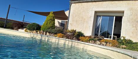 Utendørsbasseng og et oppvarmet basseng