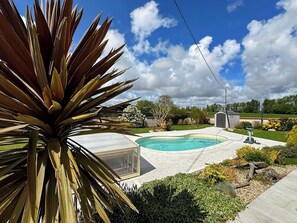 Alberca al aire libre y alberca climatizada