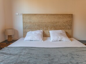 4 bedrooms, iron/ironing board, travel cot, WiFi