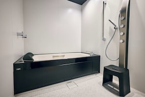 Articles de toilette gratuits, sèche-cheveux, chaussons