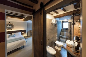 Dusj, miljøvennlige toalettsaker, hårføner og håndklær