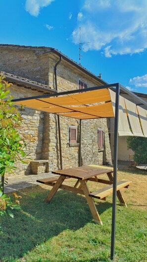 Outdoor dining - Apt in Farmhouse, renovated with patio and panoramic pool, pet friendly (Città di Castello)