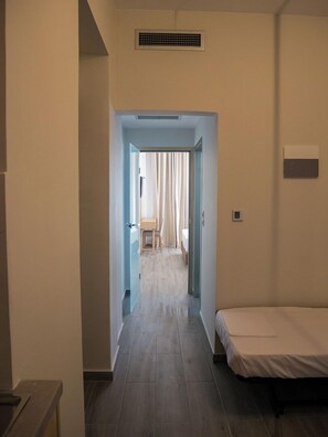 Family Suite, Balcony | Meja, ruang kerja komputer riba, kalis bunyi, seterika/papan seterika 