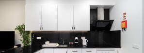 Geladeira, micro-ondas, fogão, cooktop