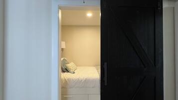 4 Schlafzimmer, Schreibtisch, Bügeleisen/Bügelbrett, Reisekinderbett
