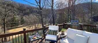 New Kitchen+Relaxing Riverfront View+Hot Tub+Dog-Friendly