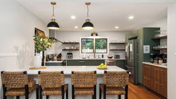 Een koelkast, een magnetron, een oven, een kookplaat