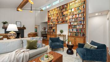 Een televisie, een open haard, boeken en een kantoor