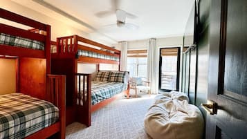 4 habitaciones, escritorio y tabla de planchar con plancha