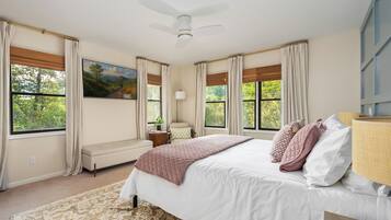 4 makuuhuonetta, työpöytä, silitysrauta/-lauta, vauvan matkasänky