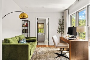 Fernseher, Kamin, Bücher, Arbeitsbereiche