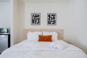 1 habitación, escritorio, tabla de planchar con plancha y cuna de viaje