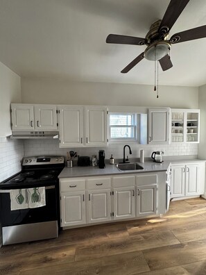 Fridge, microwave, oven, stovetop - 2025 Renovated, bright/spacious main floor unit. Private driveway and backyard. (Halifax)