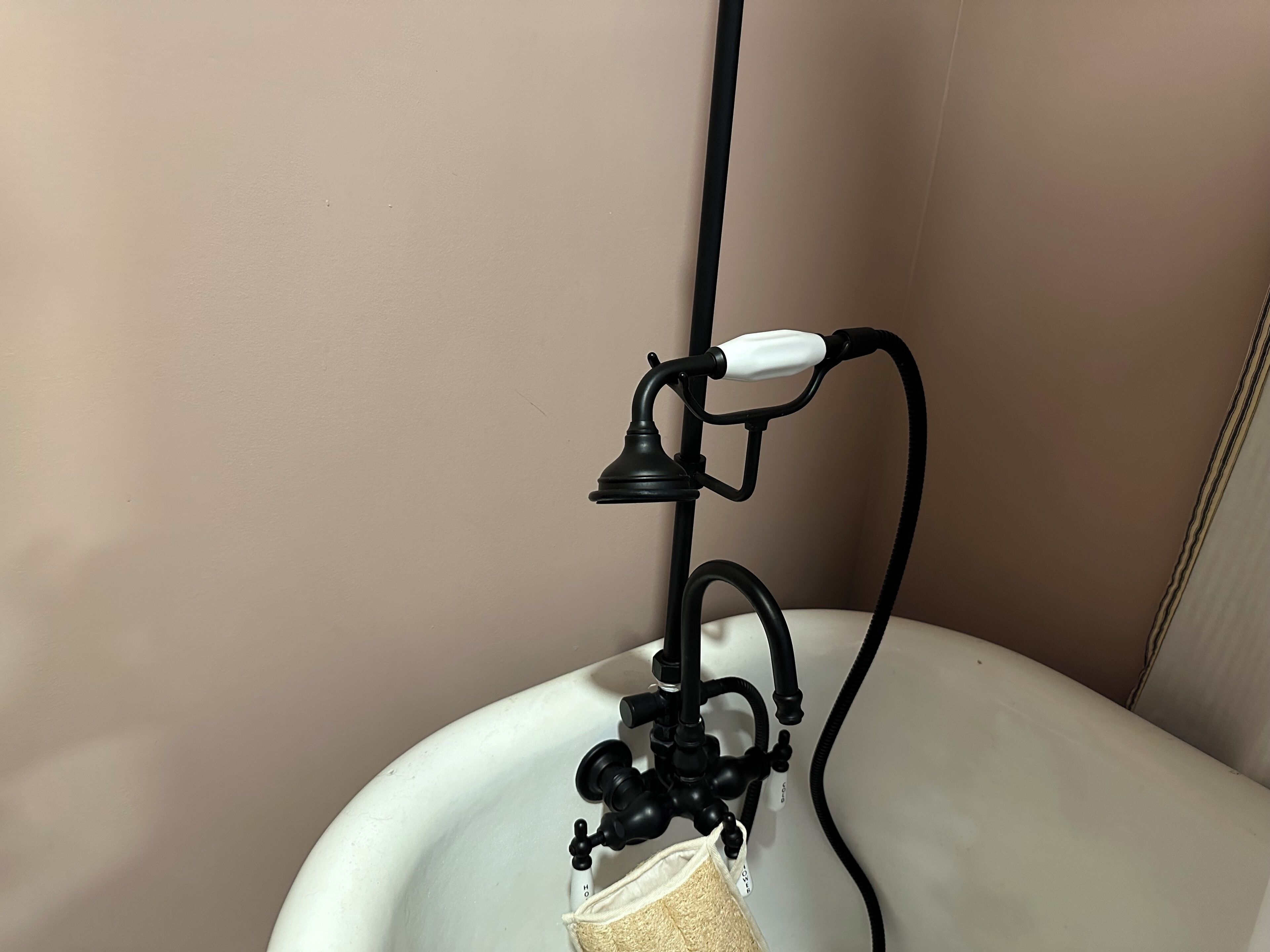 Sèche-cheveux, serviettes fournies, papier toilette