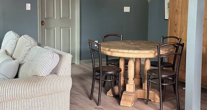 Charming 1-bedroom cottage in Shepherdstown walking distance