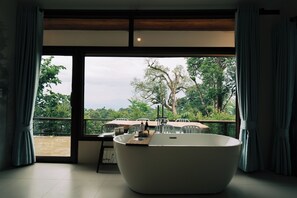 Superior Quadruple Room, Balcony, Mountain View | Meja, ruang kerja komputer riba, Wi-fi percuma, cadar katil 