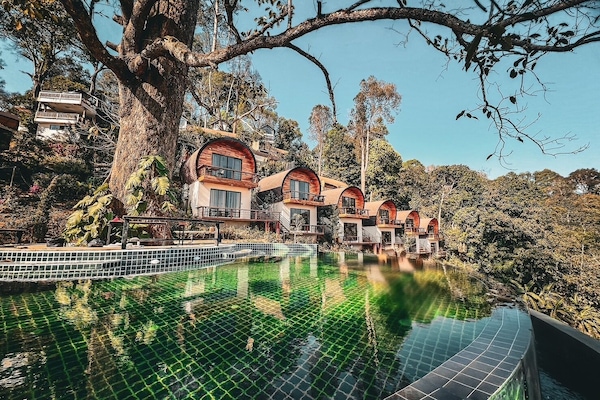 Basic Single Room, Balcony, Mountain View | Living area