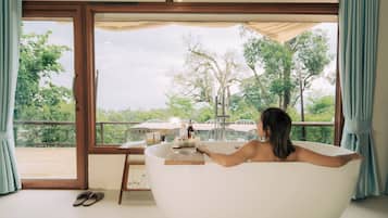 Superior-Vierbettzimmer, Balkon, Bergblick | Badezimmer | Haartrockner, Handtücher, Seife, Shampoo