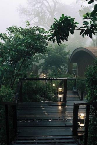Baan Nhuer Mek