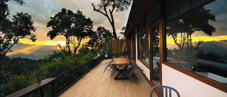 Superior fyrbÀddsrum - balkong - utsikt mot bergen | Terrass/Patio