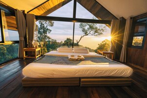 Escritorio, espacio para trabajar con laptop y wifi gratis 