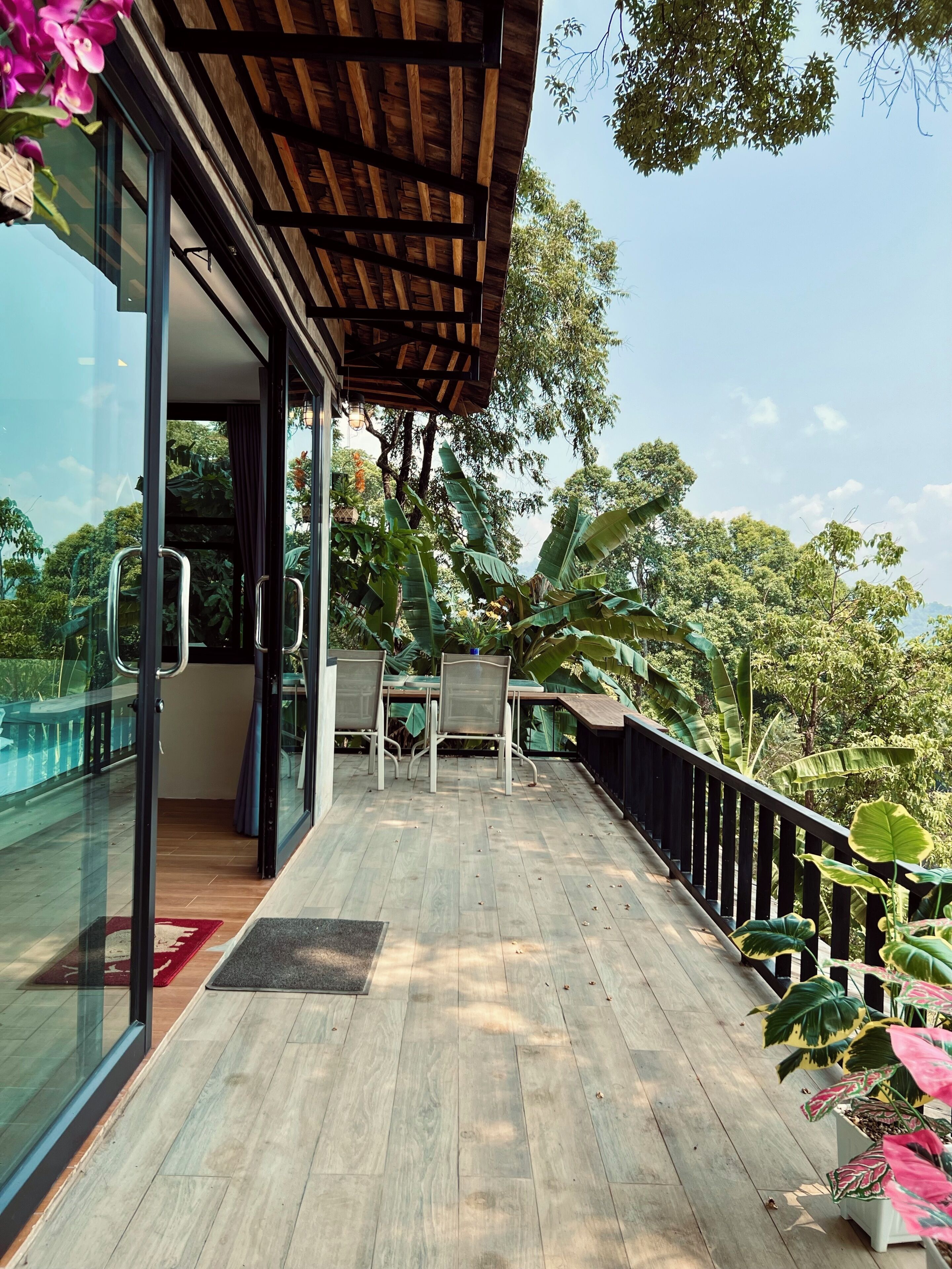 Quadruple Room with Bath | โต๊ะทำงาน, พื้นที่ทำงานแบบใช้แล็ปท็อป, Wi-Fi ฟรี, ผ้าปูที่นอน