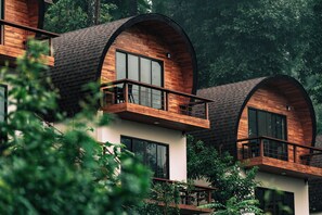 Phòng đơn cơ bản, ban công, quang cảnh núi | Quang cảnh resort