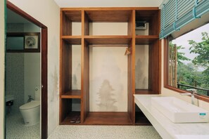 Superior Quadruple Room, Balcony, Mountain View | Bilik Mandi | Pengering rambut, tuala disediakan, sabun, syampu 