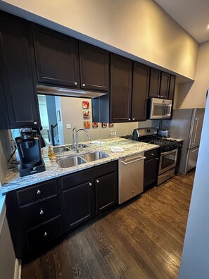 Een microgolfoven, een oven, een kookplaat, een vaatwasser