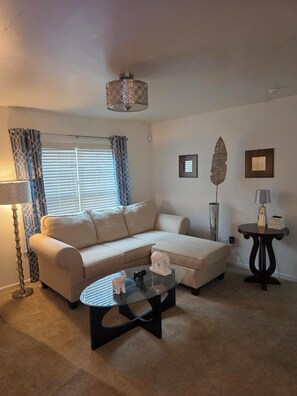 TV connectée, cheminée, écrans d'ordinateur, imprimantes