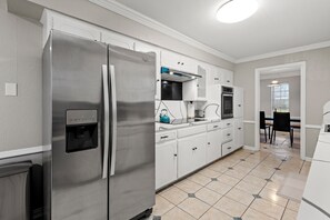 Kylskåp, mikrovågsugn, ugn och spishäll