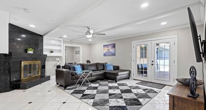 Darvany Haven: Pool & Spa Retreat @ Prime Location