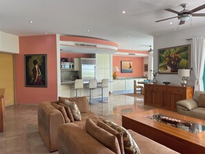 Een smart-tv, een dvd-speler, boeken en een filmbibliotheek