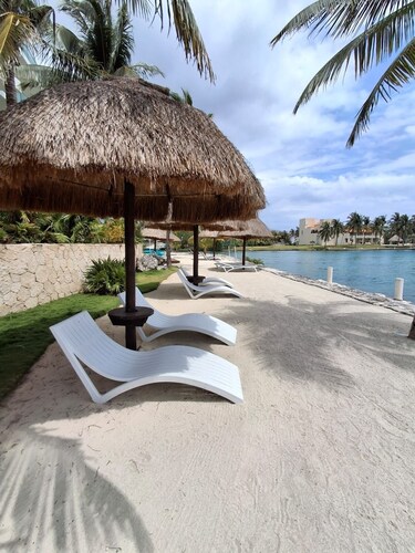3-bedroom, 3.5 bath, waterfront condo in Puerto Aventuras with pool, wifi, A/C