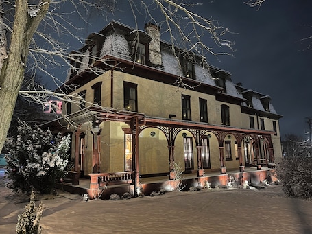 Exterior. Grand Historic Downtown Apartment