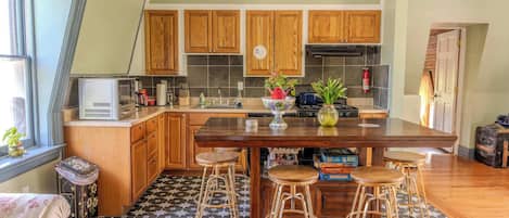 Coffee/tea maker, fridge, microwave, oven