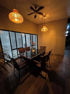 Dining - Verde Armonía Lodge Very close to Manuel Antonio beach Beautiful mountain views (Naranjito)