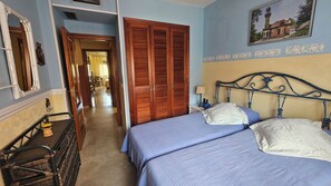 2 bedrooms, desk, iron/ironing board, WiFi