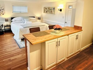 Luxury Room, 1 King Bed | Blackout drapes, soundproofing, iron/ironing board, free WiFi - Lincoln Inn & Gallery (Woodstock)