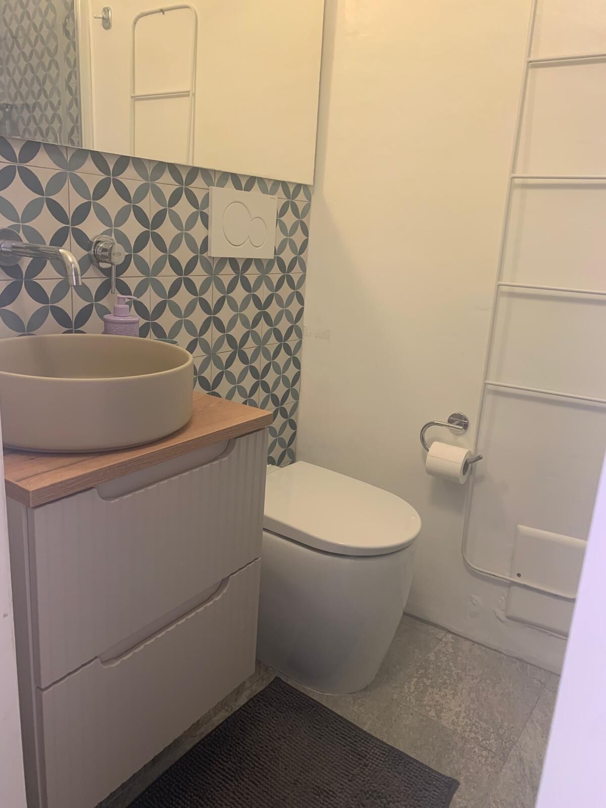 Asciugacapelli, asciugamani, sapone, shampoo