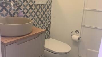 Asciugacapelli, asciugamani, sapone, shampoo