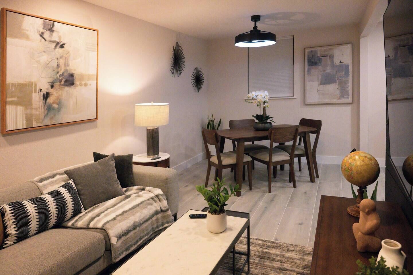 Una sala moderna con sofá, mesa de centro y comedor.