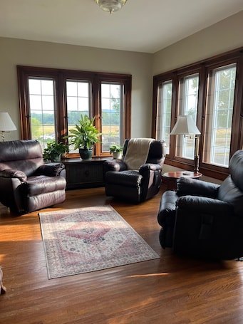Interior. Spacious 7-bedroom Farmhouse in New Haven - On Bourbon Trail!