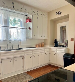 Fridge, microwave, oven, stovetop - Spacious 7-bedroom Farmhouse in New Haven - On Bourbon Trail! (New Haven)