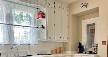 Spacious 7-bedroom Farmhouse in New Haven - On Bourbon Trail!