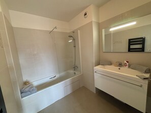 Shower, hair dryer, towels, soap - Apt 6 couchages/3 ch,7 min de la plage,5 min gare (Antibes)